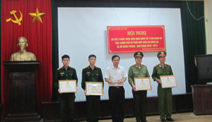 Lãnh đạo huyện Kim Bôi trao giấy khen cho các cá nhân có thành tích xuất sắc trong thực hiện Nghị định số 77 của Chính phủ.